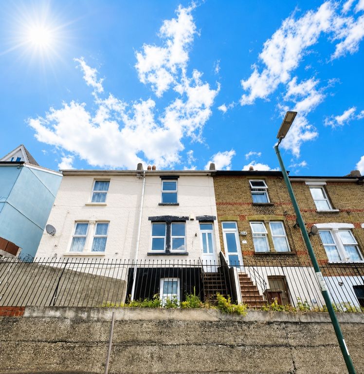 Property photo 1 of 7 Upper Luton Front