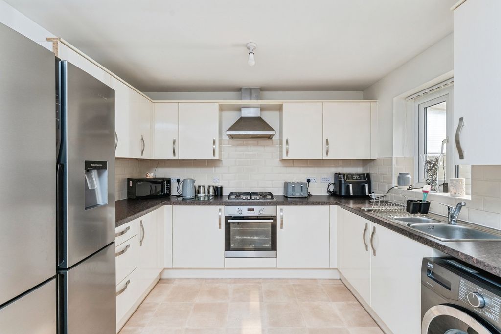 Property photo 3 of 17 Kitchen