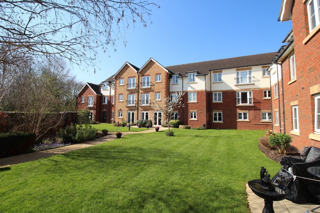 Property photo 1 of 11 Communal Gardens