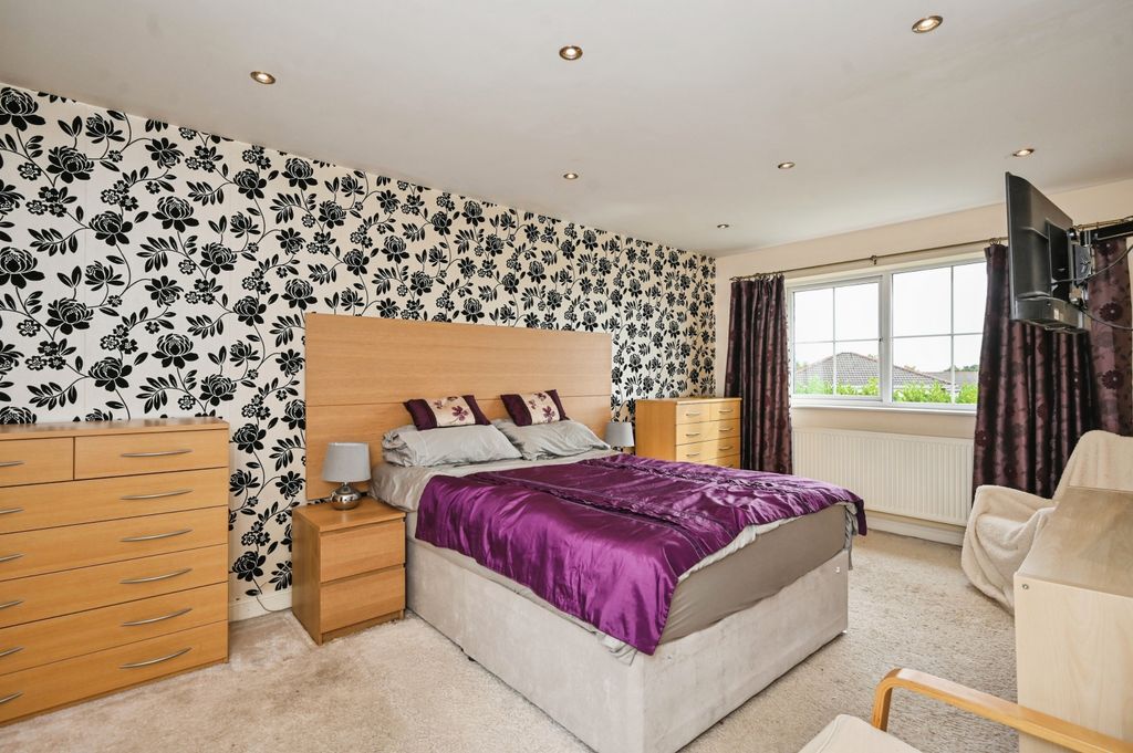 Property photo 2 of 17 Master Bedroom