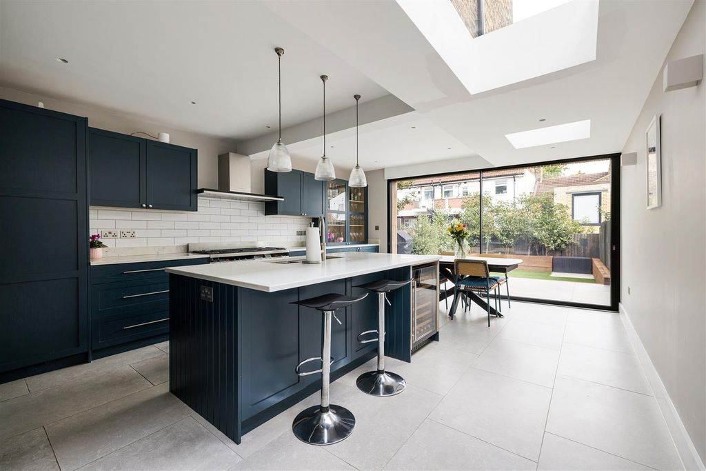 Property photo 3 of 43 Howard Road, E17