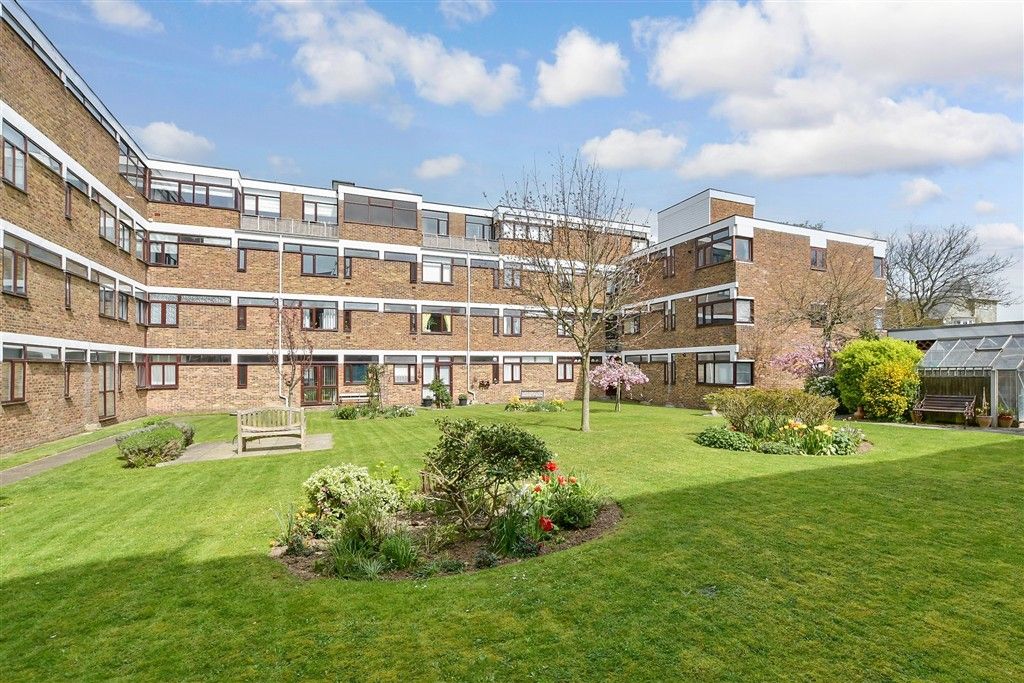 Property photo 2 of 14 Communal Gardens