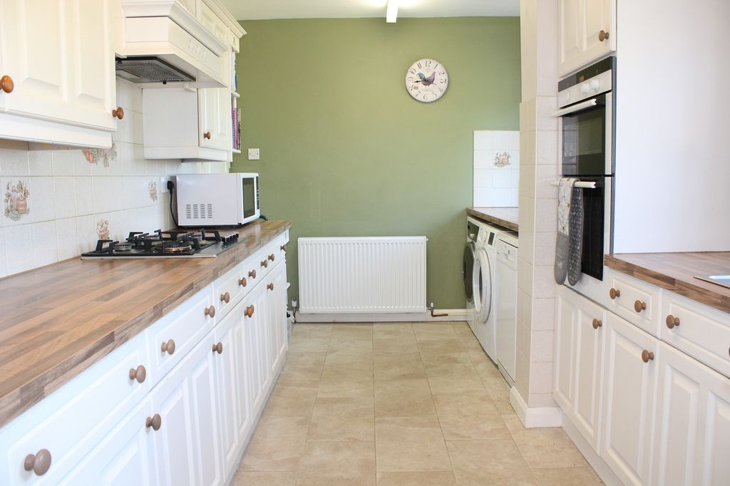 Property photo 2 of 14 Fitted Kitchen