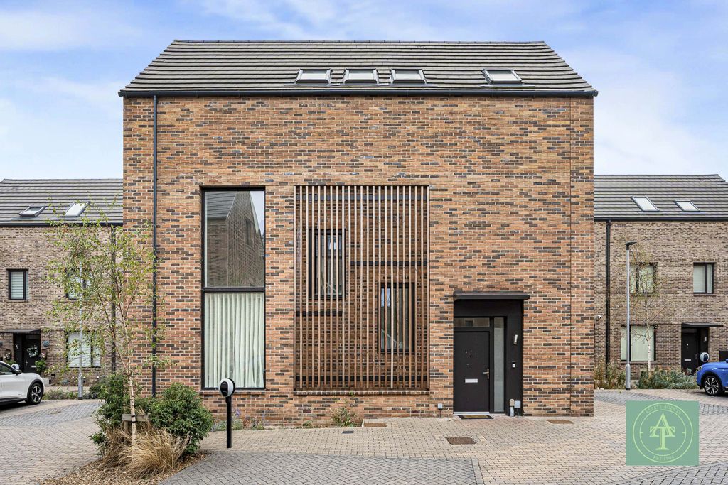 Property photo 1 of 32 Four Bedroom Detached For Sale