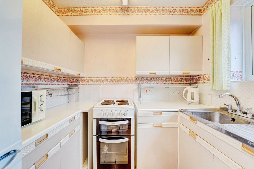 Property photo 3 of 10 Kitchen