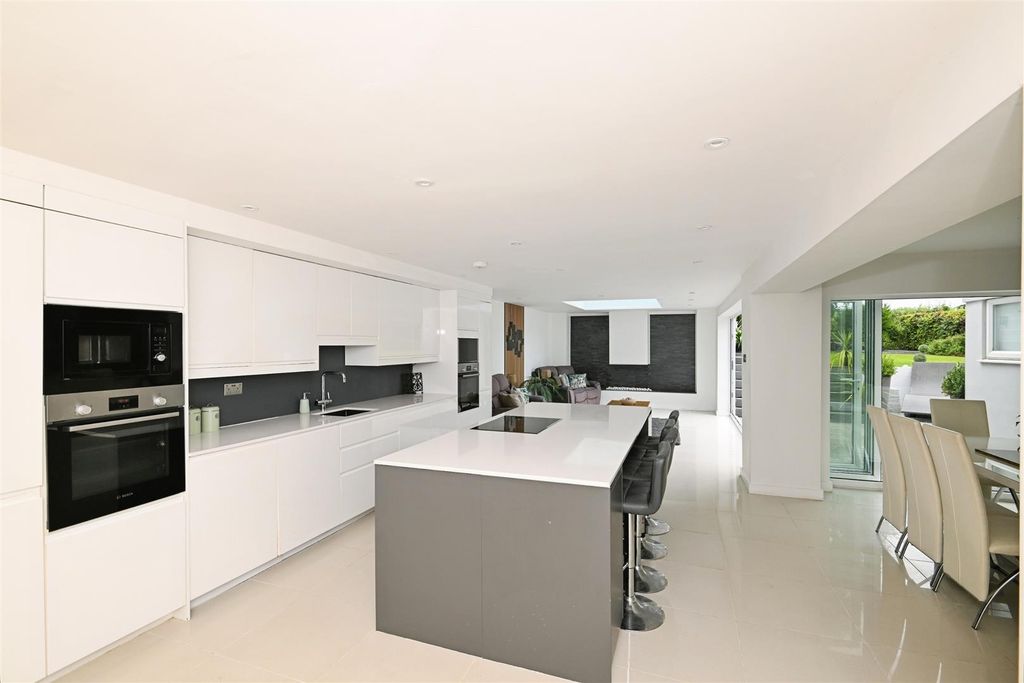 Property photo 2 of 34 Kitchen / Breakfast Area