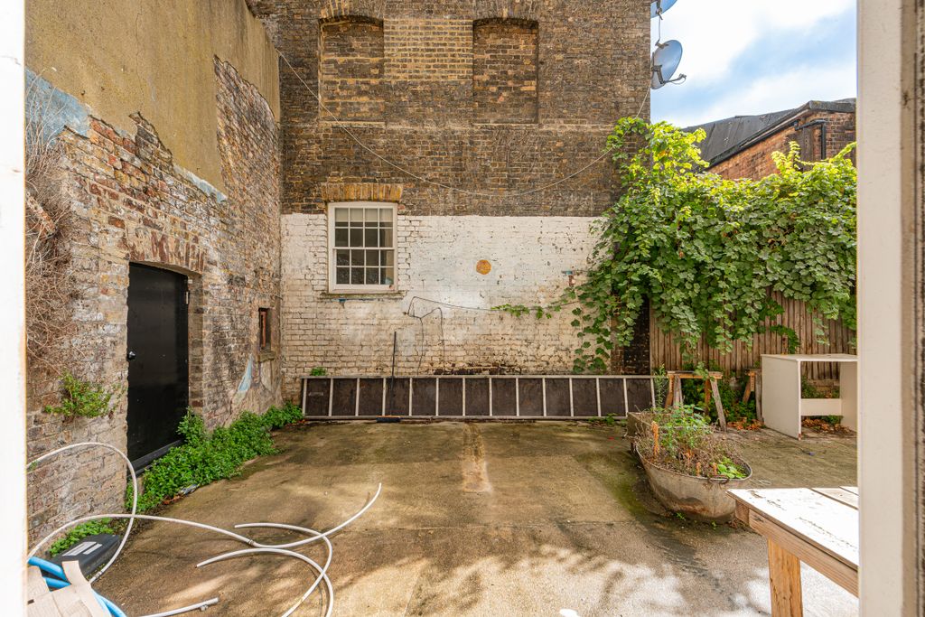 Property photo 3 of 16 Caledonian Road 24-016