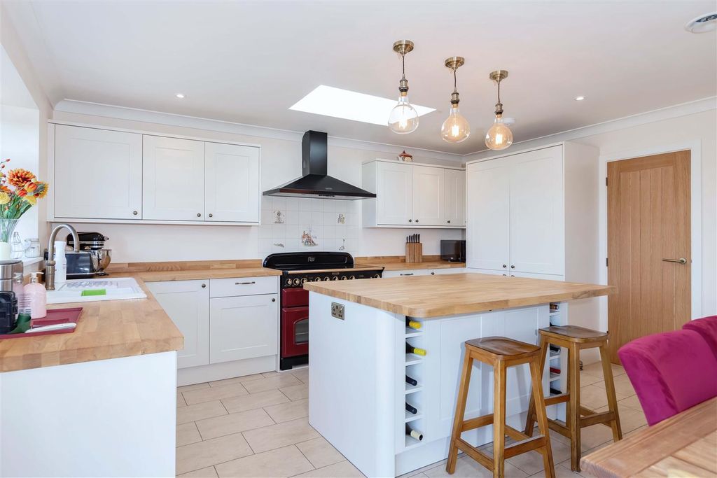 Property photo 3 of 20 Shepherds Mead_4.Jpg