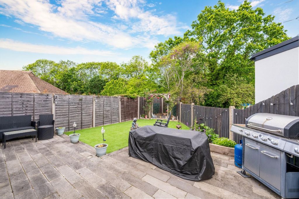 Property photo 3 of 23 Burford Road  (12).Jpg