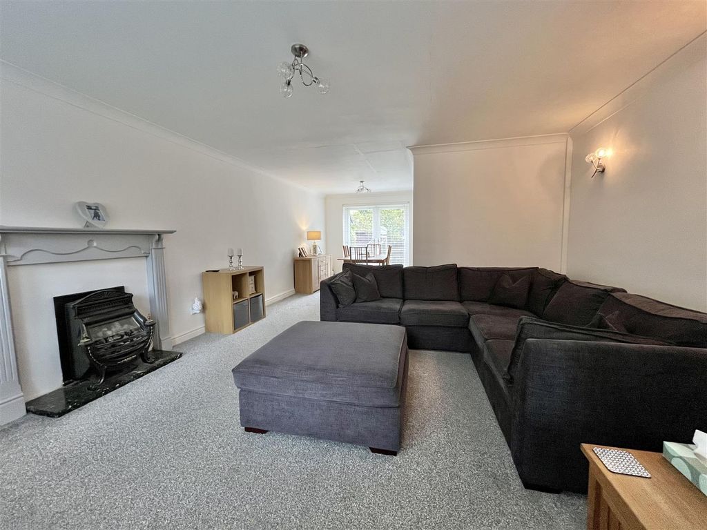 Property photo 2 of 12 Lounge