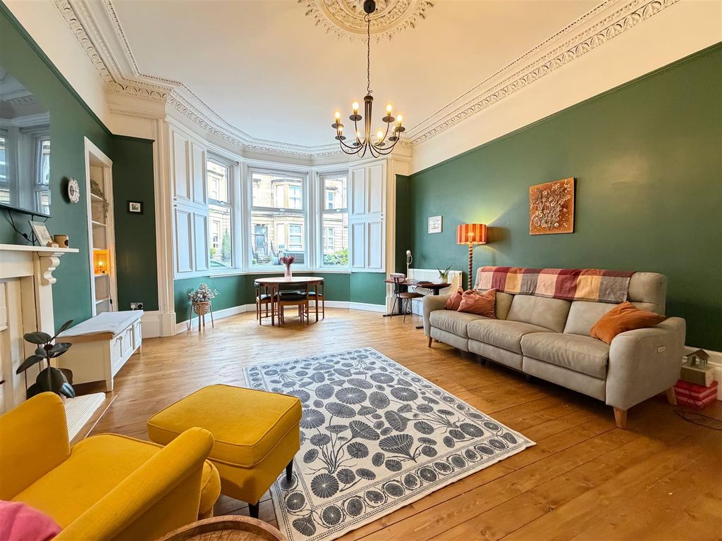 Property photo 3 of 19 Lounge / Dining