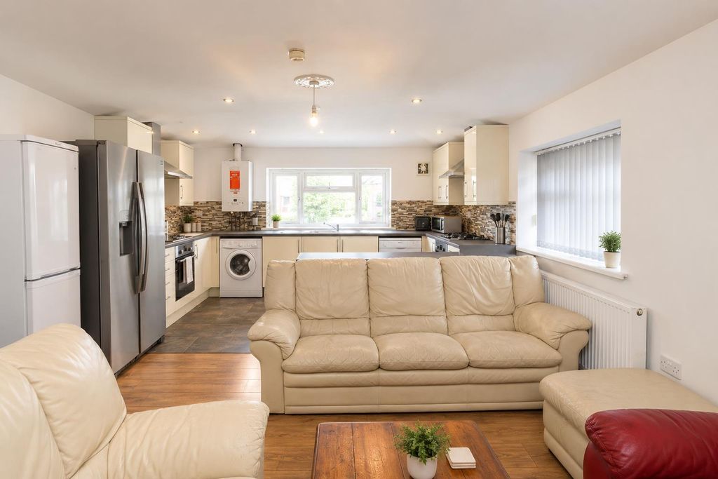 Property photo 3 of 17 95102B0d-7Ed6-476E-Ae48-F71998685Be1.Png