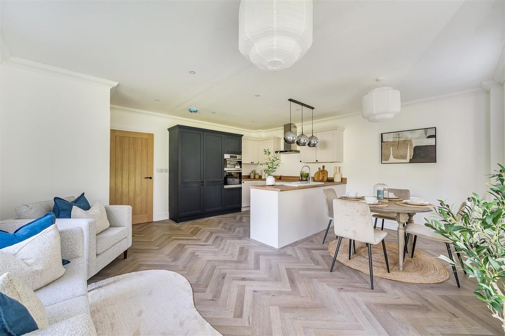 Property photo 3 of 17 Kitchen/Dining Room