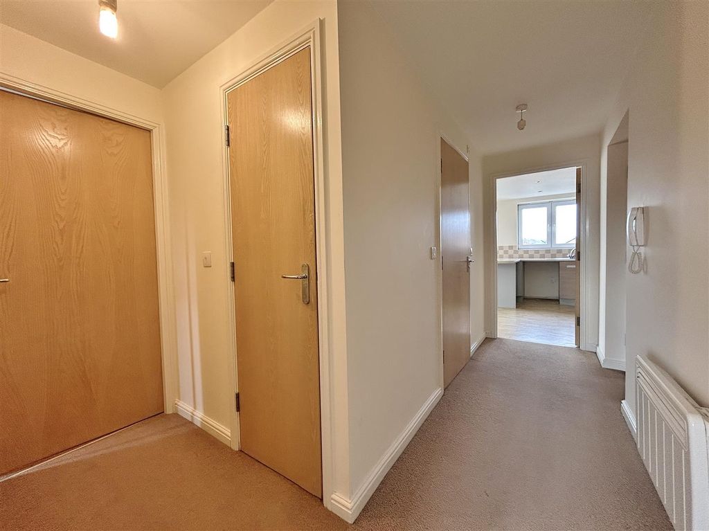 Property photo 2 of 14 Hallway