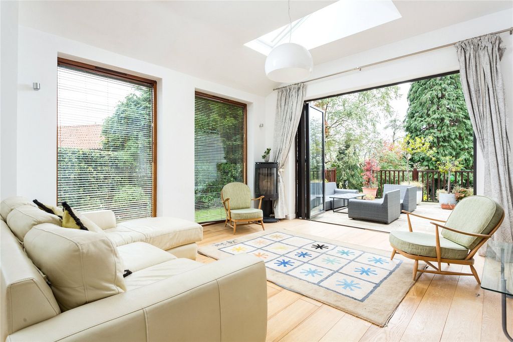 Property photo 2 of 21 Garden Room