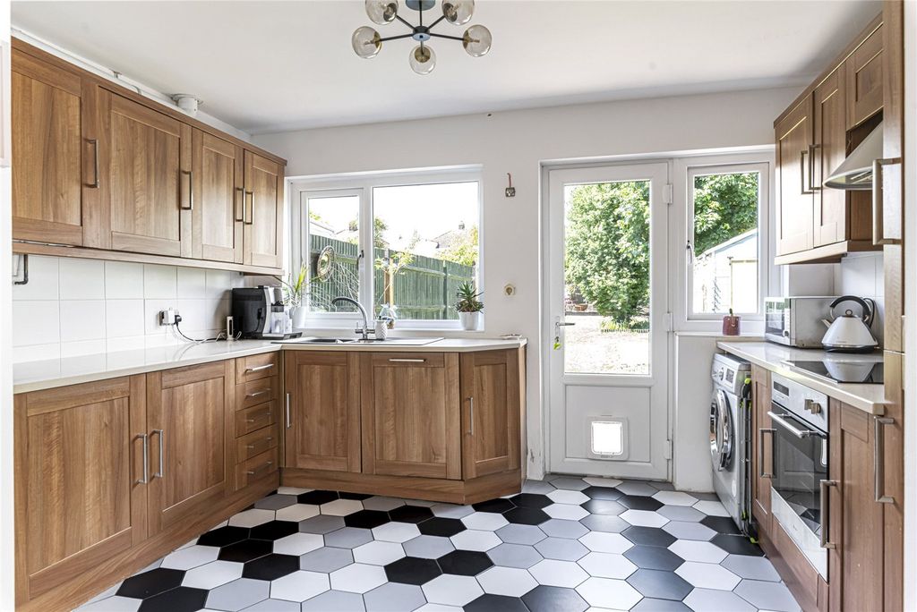 Property photo 3 of 18 Kitchen