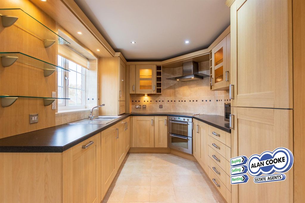Property photo 3 of 14 Fitted Kitchen