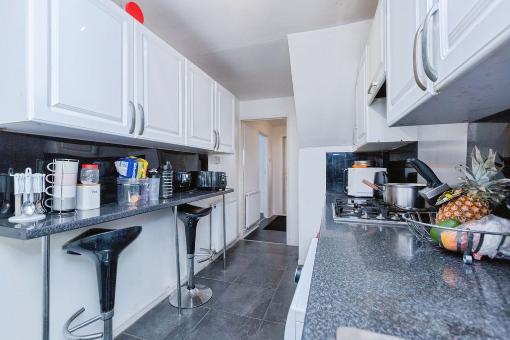 Property photo 3 of 18 Kitchen