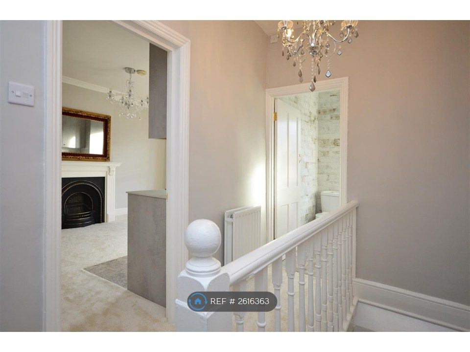 Property photo 3 of 7 Hallway
