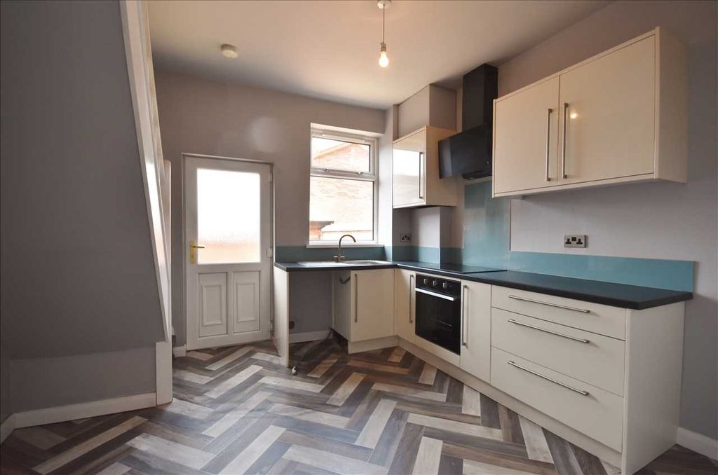 Property photo 3 of 8 Dining Kitchen
