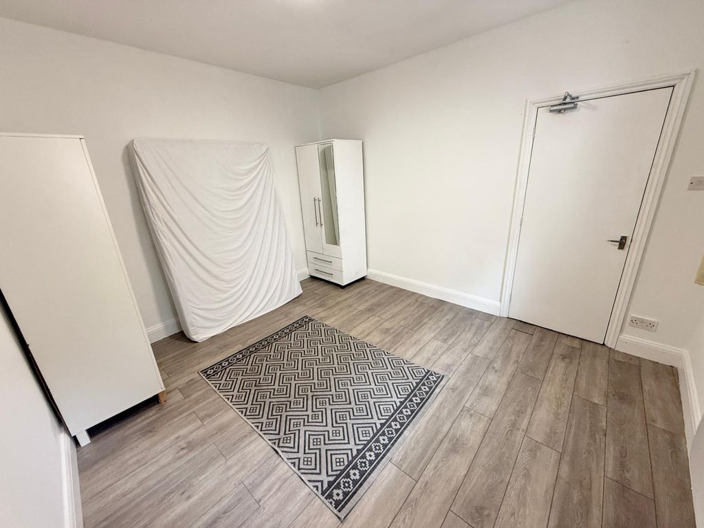 Property photo 1 of 10 Large Studio Flat Near Upton Park