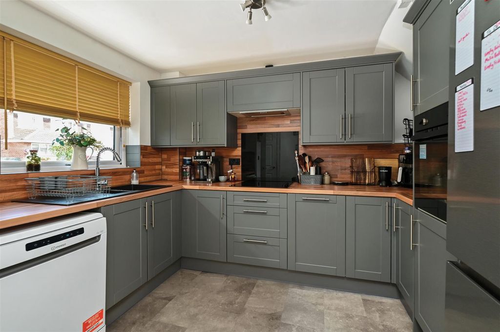 Property photo 2 of 13 Purcell Close