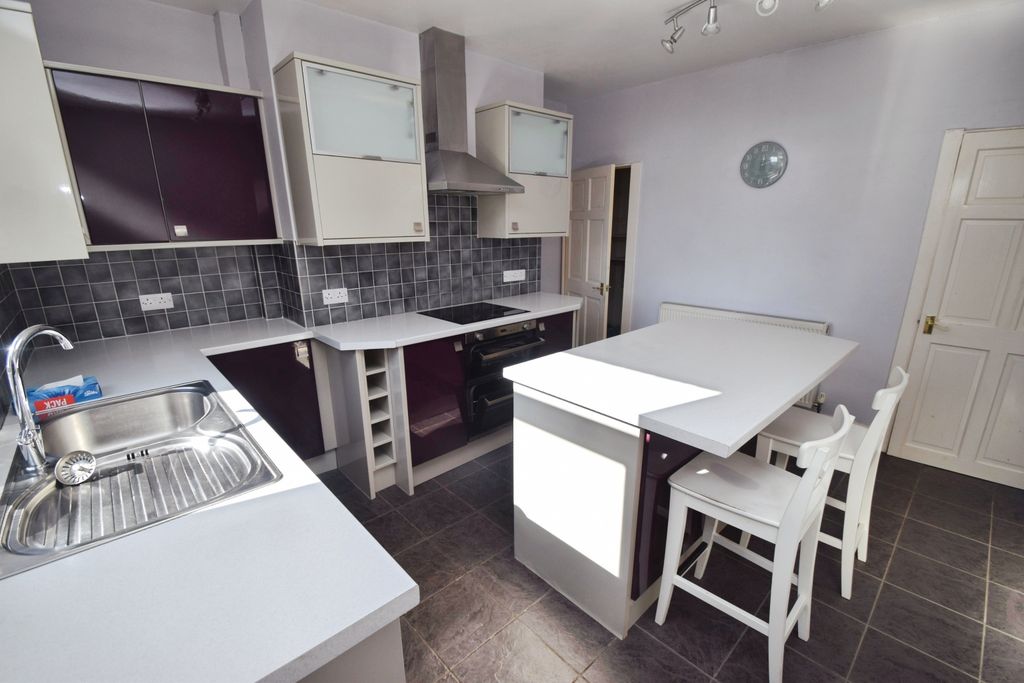 Property photo 3 of 10 50E54E0d-Kitchen 201