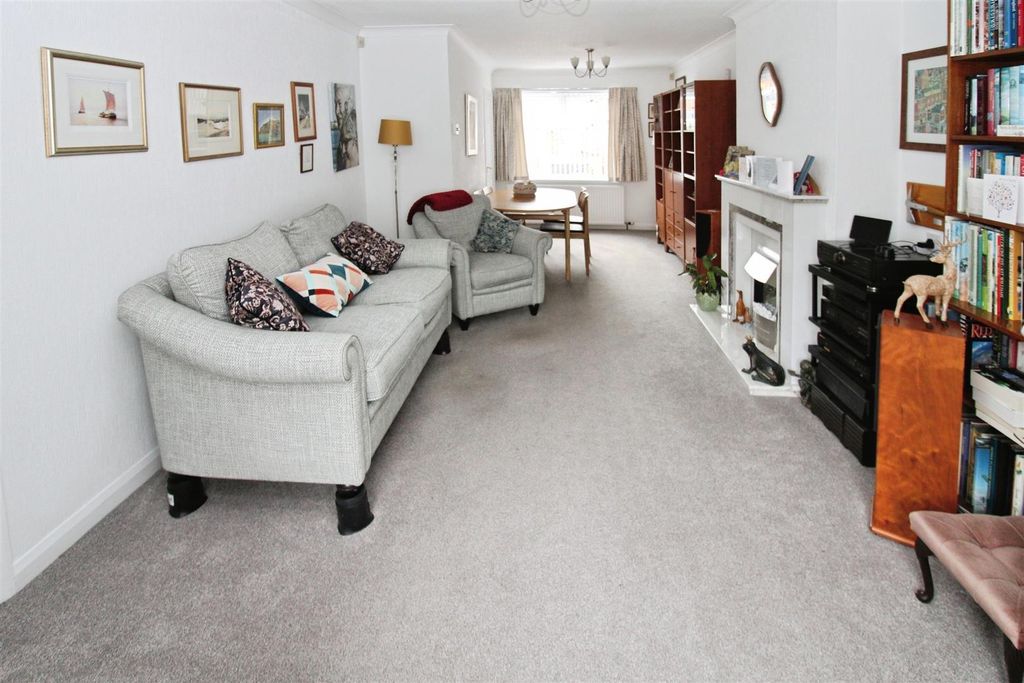 Property photo 2 of 14 Lounge