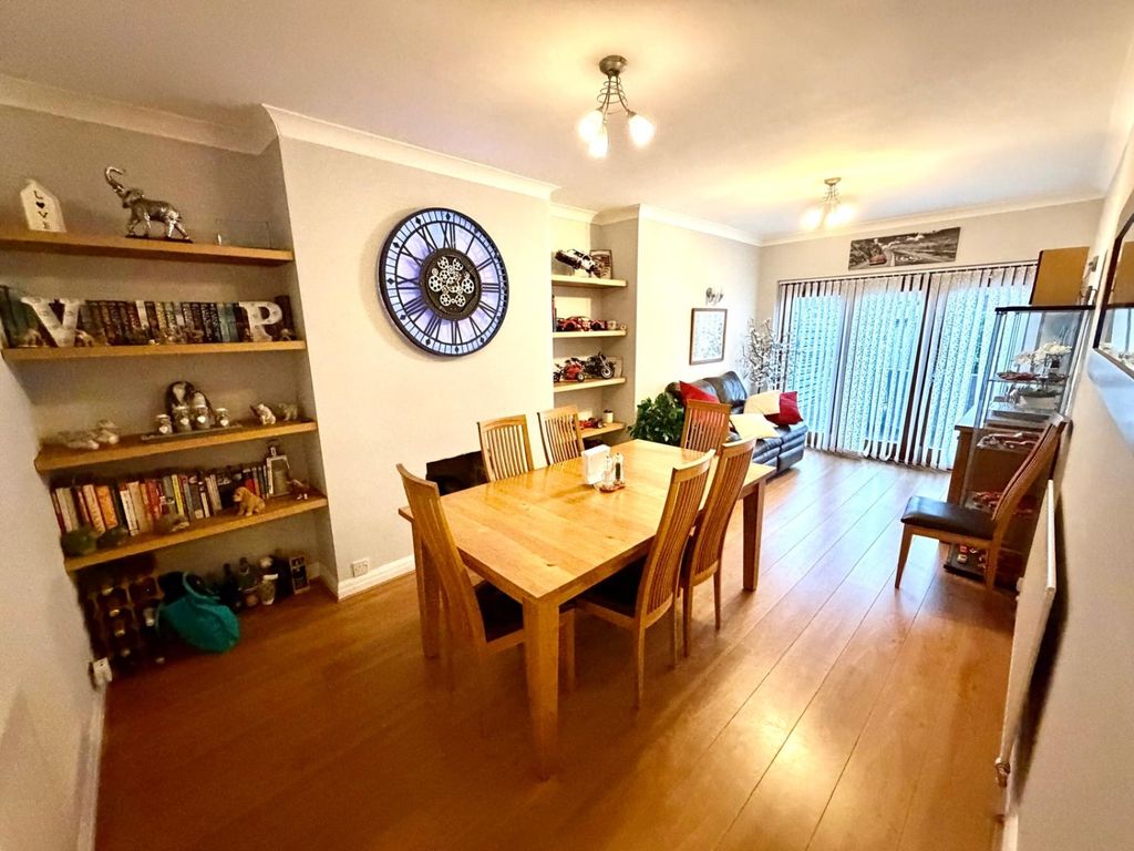 Property photo 3 of 11 Diner