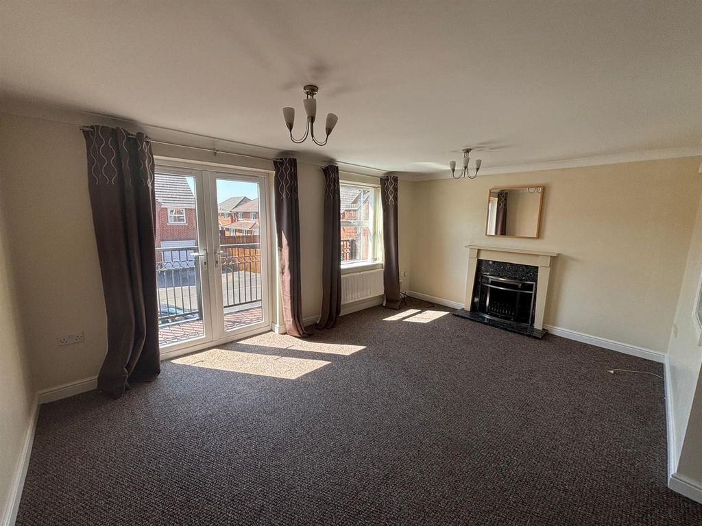 Property photo 1 of 19 15 Edgbaston Drive Lounge.Jpg