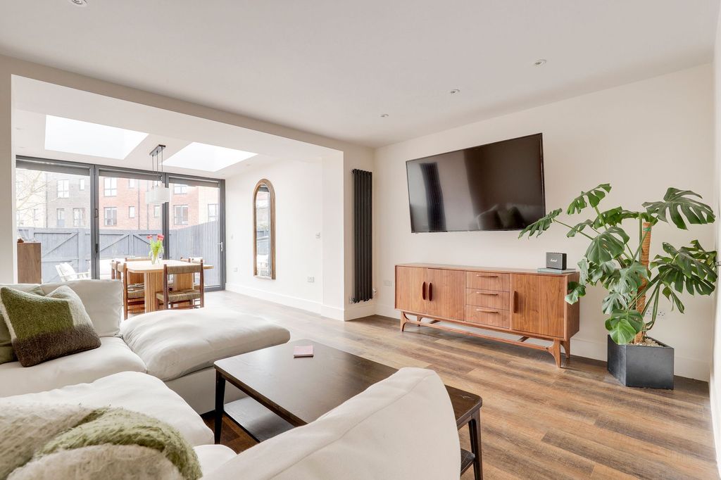 Property photo 1 of 30