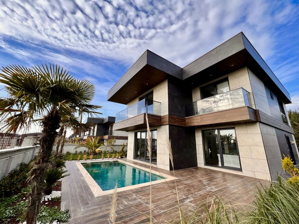 Property photo 2 of 23 Expansive Newly Built Villas In Istanbul For Sale - Stunning Villa With Private Pool And Garden