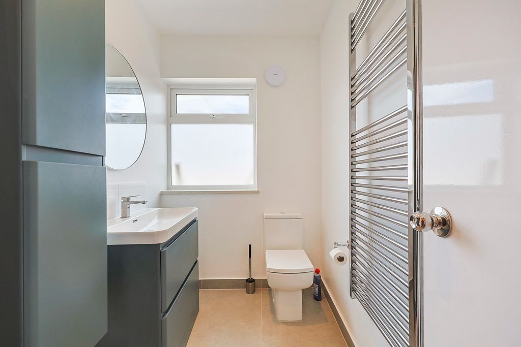 Property photo 3 of 10 Bathroom