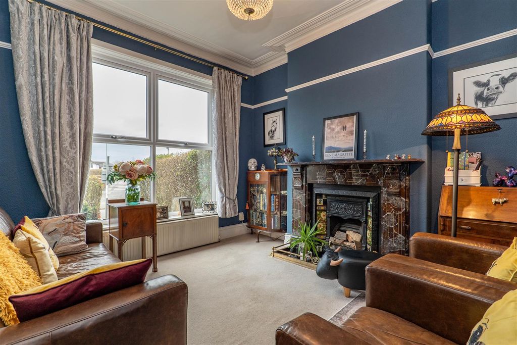 Property photo 2 of 22 Lounge