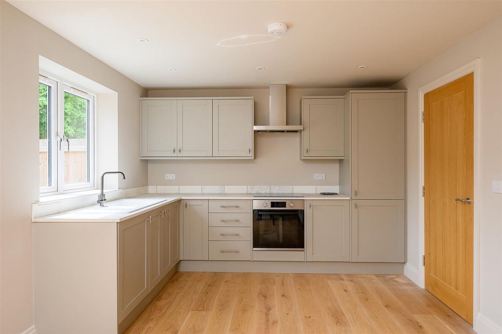 Property photo 2 of 13 7 Maxwell House.Jpg