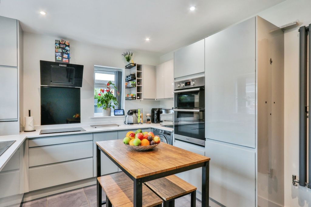 Property photo 3 of 18 Kitchen