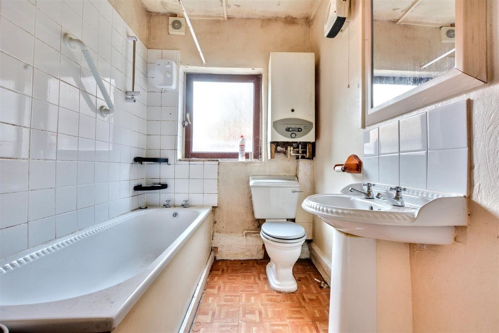 Property photo 2 of 14 8A Bathroom.Jpeg