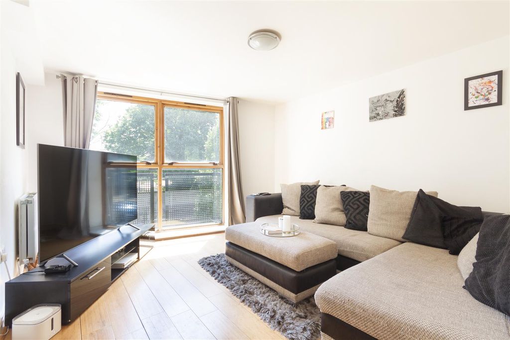 Property photo 3 of 15 37_Spottiswood_Court_3_Harry_Close_Croydon_007.Jpg