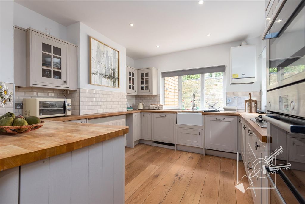 Property photo 3 of 11 Kitchen