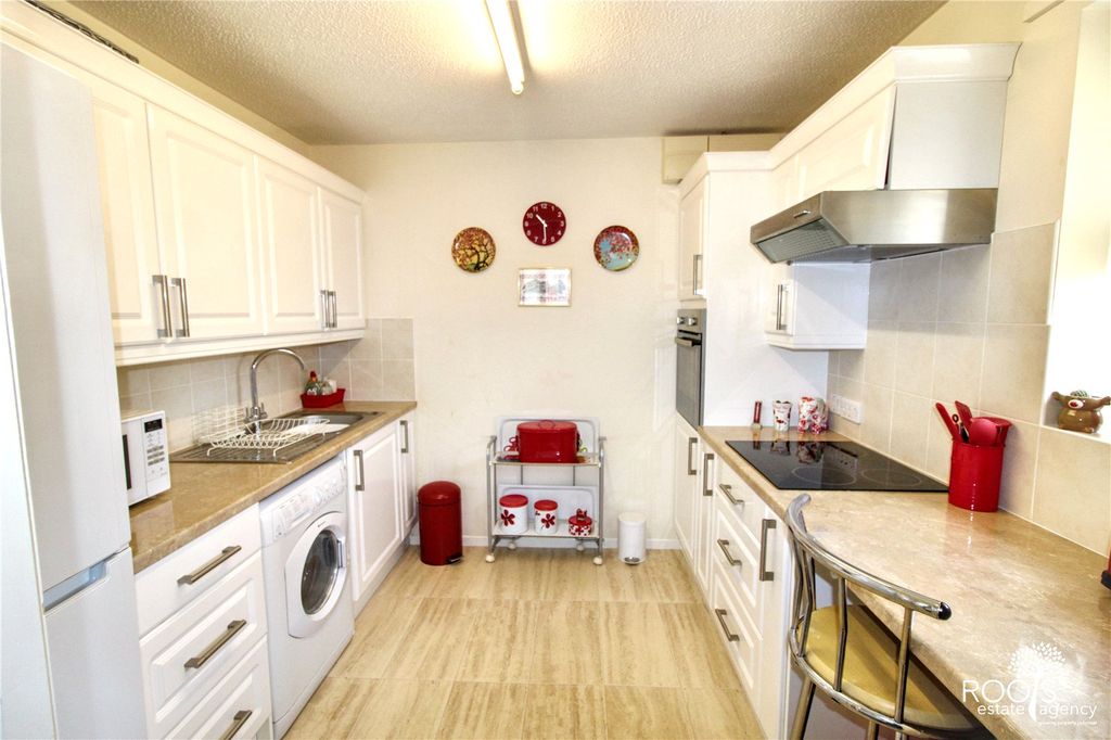 Property photo 2 of 7 Kitchen