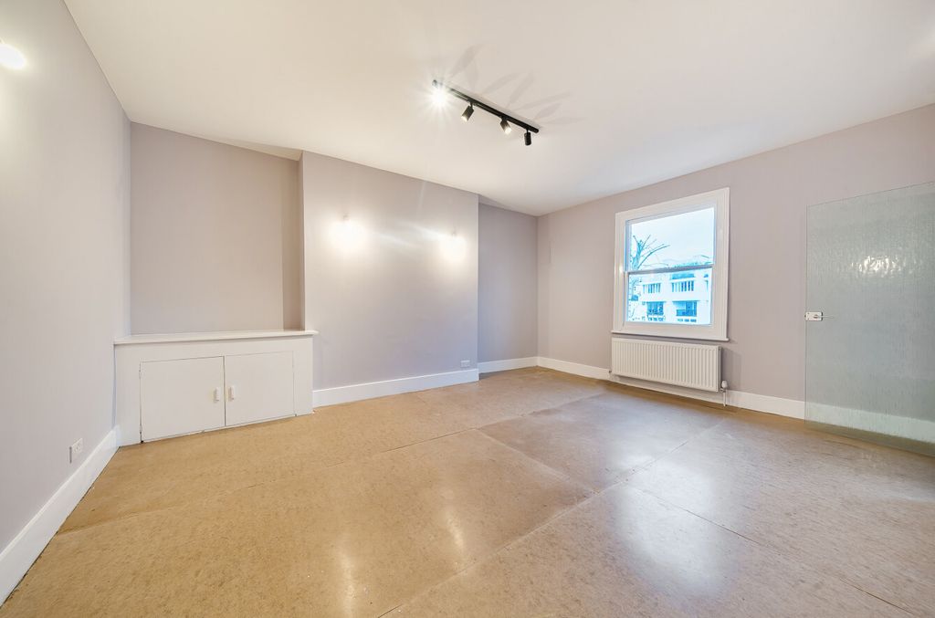 Property photo 2 of 19 1409723-10-698B68...