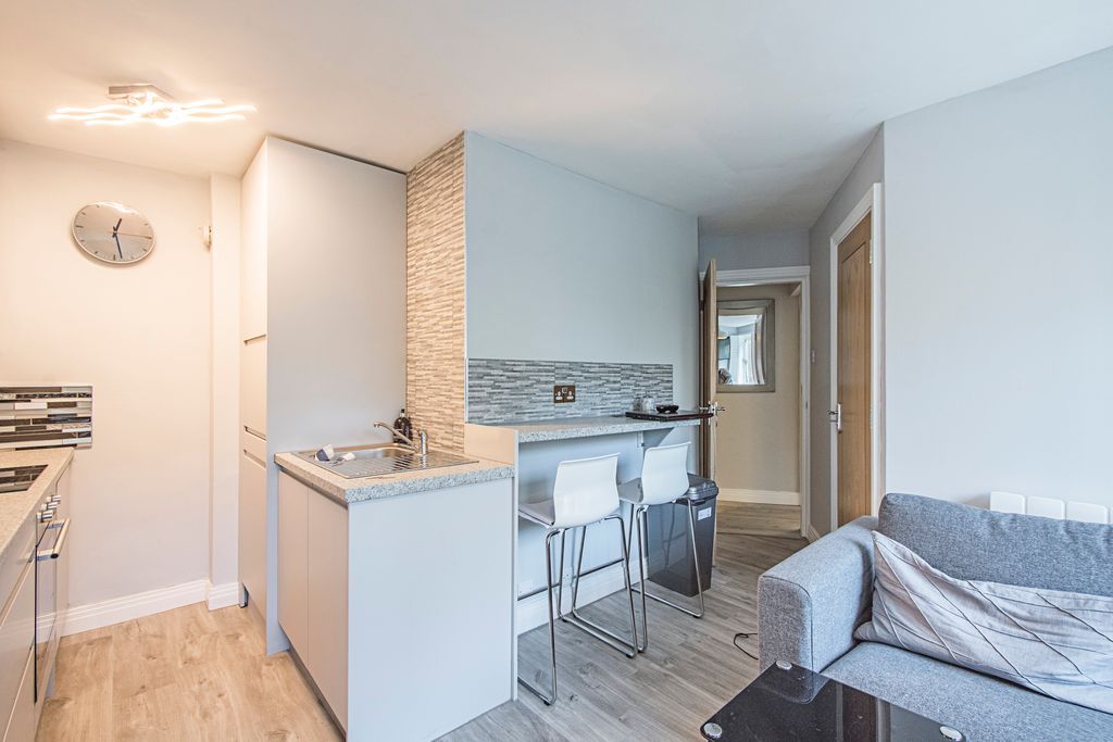 Property photo 3 of 9 Dinning