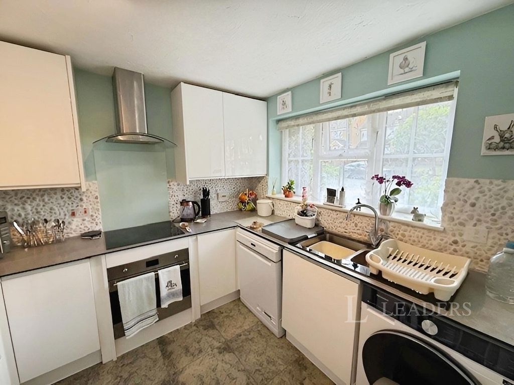 Property photo 3 of 11 Kitchen