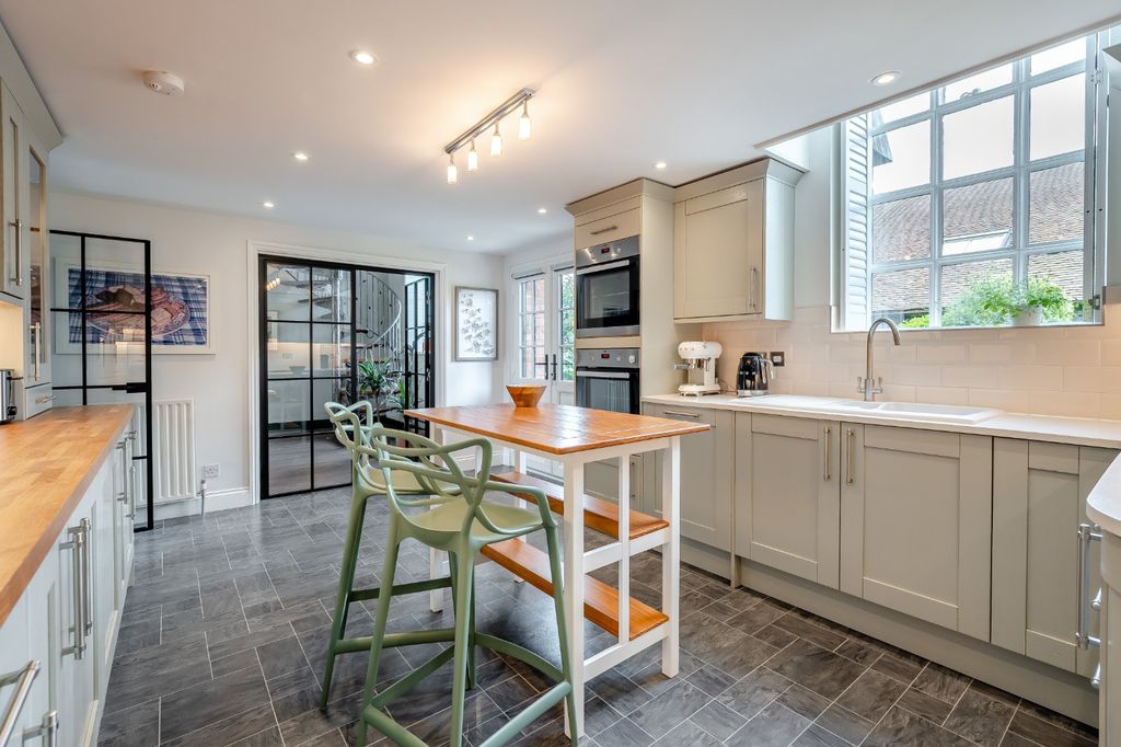 Property photo 3 of 15 Kitchen/Breakfast Rm