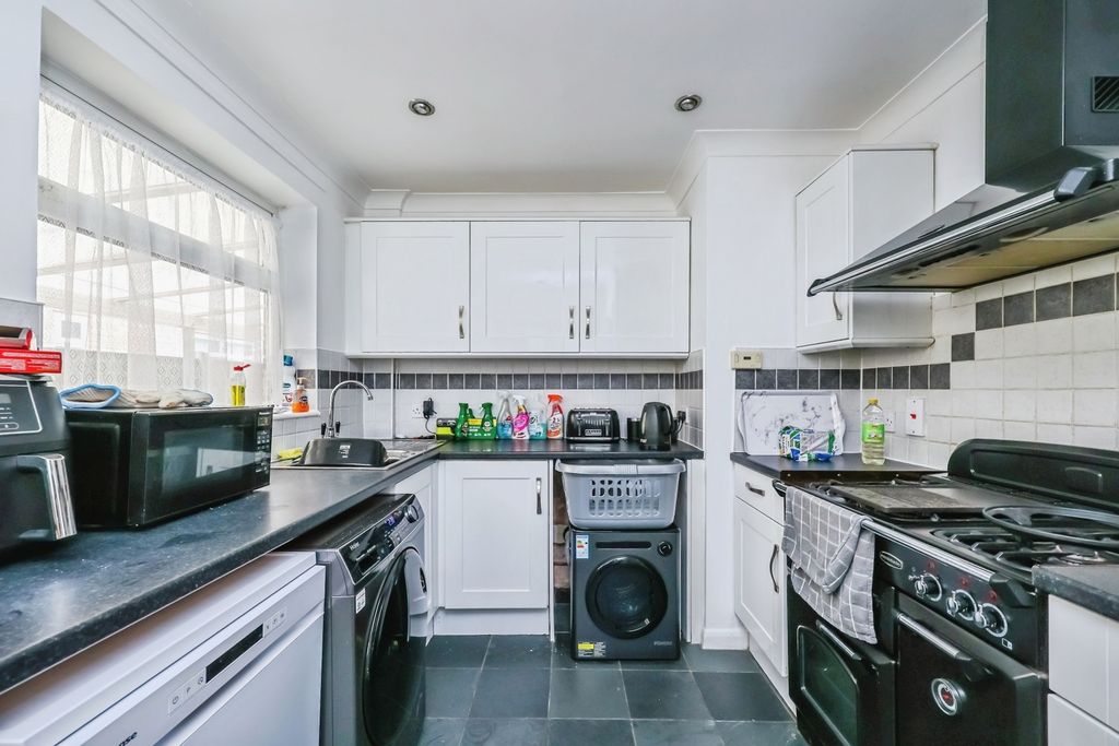 Property photo 3 of 19 Fitted Kitchen