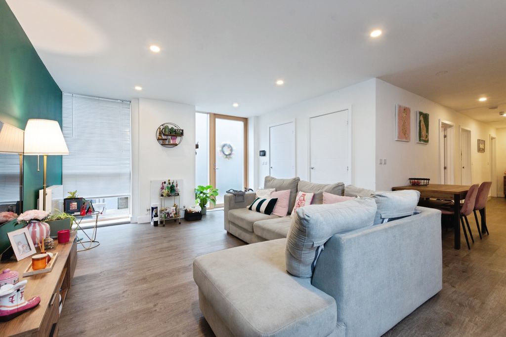 Property photo 3 of 20 Open Plan Living