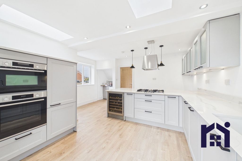 Property photo 3 of 21 Breakfast Kitchen