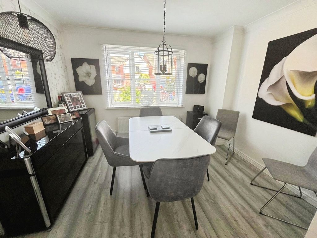 Property photo 3 of 17 Diningroom No. 04