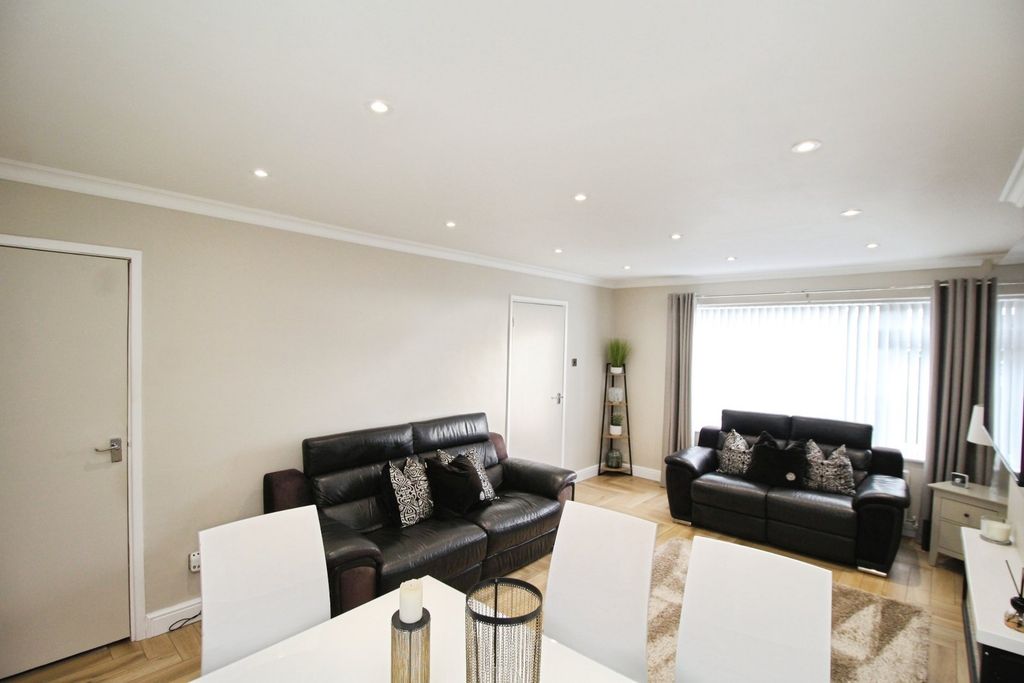 Property photo 3 of 17 Lounge