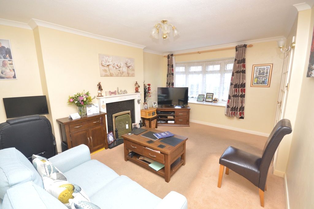 Property photo 3 of 17 3 - Lounge